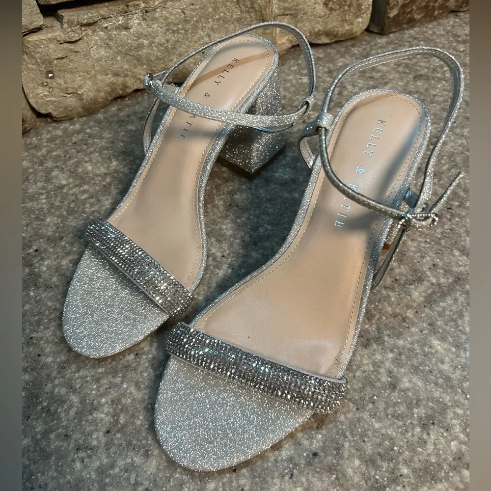 Silver Dress shoe size 7 Kelly & Katie Bechela Wide